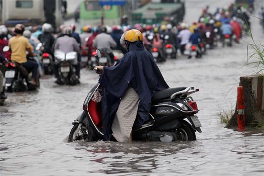 Mưa trắng trời, ngàn người chôn chân và ướt sũng