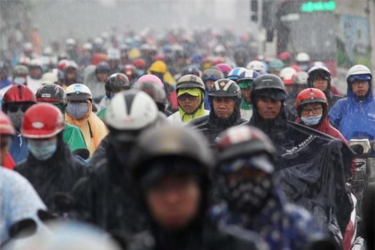  Tuyến đường Xa lộ Hà Nội đoạn qua cầu Rạch Chiếc ngập nặng, cùng với nhiều phương tiện trú mưa tại các trạm thu phí gây ảnh hưởng đến giao thông nghiêm trọng, nhiều phương tiện phải nhích từng chút một. 