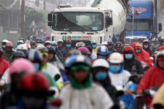  Xe bồn và container cùng chạy chung với xe máy trên xa lộ Hà Nội trong mưa rất đáng lo 