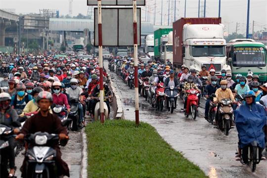 Thậm chí chạy vào làn đường của xe tải