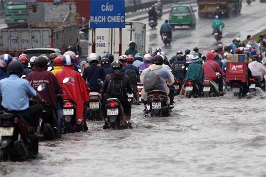 Mưa trắng trời, ngàn người chôn chân và ướt sũng