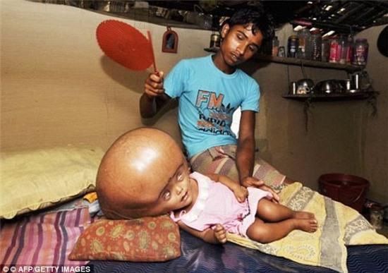 Cô bé người ngoài hành tinh được tìm thấy trong ngôi làng nghèo khó, 3 năm sau em đã thay đổi thần kỳ - Ảnh 2.