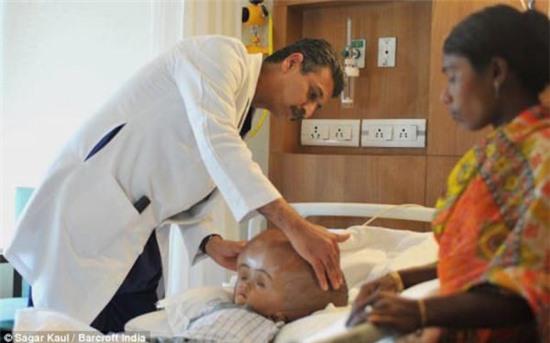 Cô bé người ngoài hành tinh được tìm thấy trong ngôi làng nghèo khó, 3 năm sau em đã thay đổi thần kỳ - Ảnh 3.