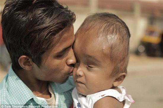 Cô bé người ngoài hành tinh được tìm thấy trong ngôi làng nghèo khó, 3 năm sau em đã thay đổi thần kỳ - Ảnh 9.