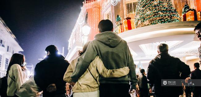 Chùm ảnh: Hà Nội - một đêm giao thừa ấm áp và đầy ngọt ngào! - Ảnh 2.