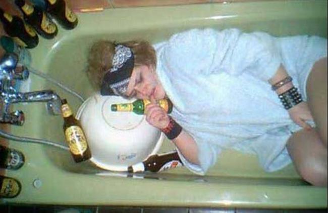 "Tiệc" ở đâu thì ngủ luôn ở đấy thôi.