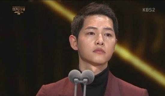 Giải thưởng lớn Daesang năm nay đã được trao cho hai diễn viên là Song Joong Ki và Song Hye Kyo.