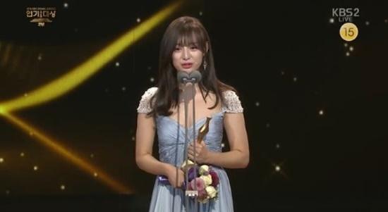 Nữ diễn viên xuất sắc, hạng mục phim ngắn tập: Kim Ji Won (Hậu duệ mặt trời)