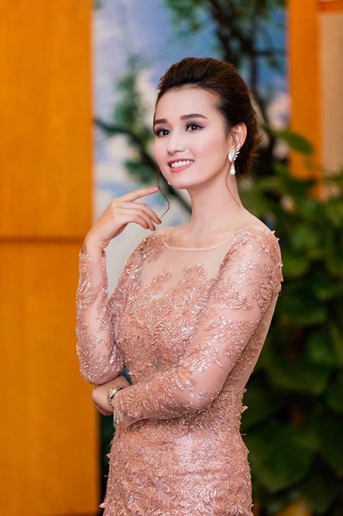 thoi trang sao viet dep: loat my nhan khoe duong cong rao ruc don nam moi - 8