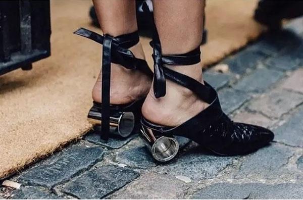 Lô cuốn tóc xoăn cũng được sử dụng làm phần đế với chất liệu kim loại nổi bật.