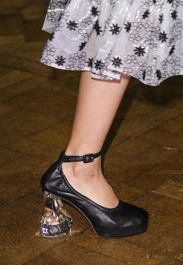 Giày đế thô móng ngựa được biến tấu linh hoạt với cấu trúc phân tầng hay chất liệu pha lê, nhựa trong bắt sáng tốt.