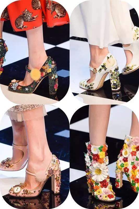 Giày đính họa tiết tiếp tục là xu hướng được quý cô ưa chuộng trong mùa Xuân Hè 2017. Những gam màu tươi tắn, rạng rỡ sẽ giúp các cô gái trở nên nổi bật hơn. Với các thiết kế này, bạn nên chọn trang phục đơn giản, có gam màu đơn sắc để tránh tạo cảm giác rối mắt.
