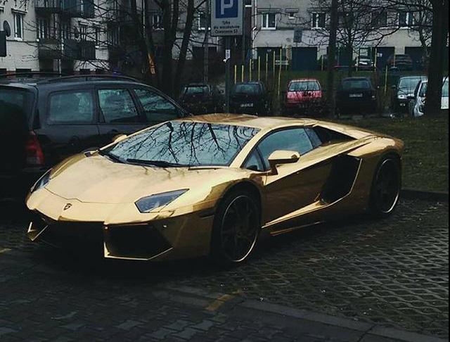 Siêu xe Lamborghini Aventador mạ vàng bị tông nát đầu tại ngã tư - Ảnh 4.