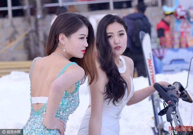 Cuoc thi hoa hau Trung Quoc ep thi sinh chup anh o nui tuyet hinh anh 4