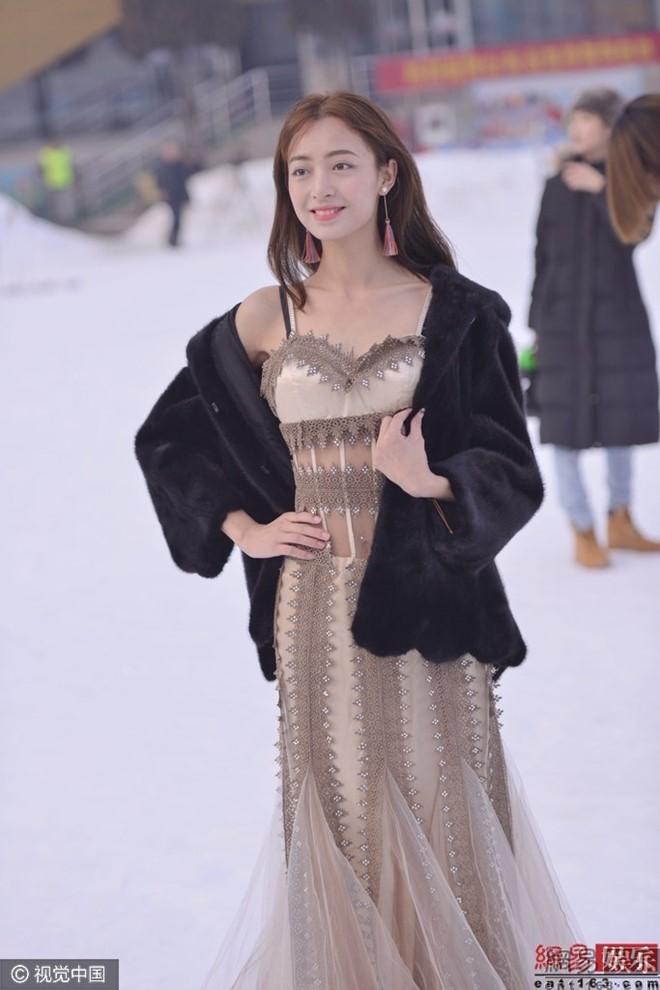 Cuoc thi hoa hau Trung Quoc ep thi sinh chup anh o nui tuyet hinh anh 2