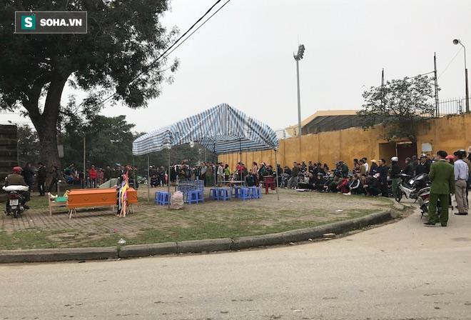 Người đàn ông chết cháy, thi thể buộc chặt vào cột cạnh sân vận động Vinh - Ảnh 6.