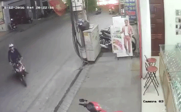 Tránh xe sang đường, nam thanh niên phi thẳng vào cột điện