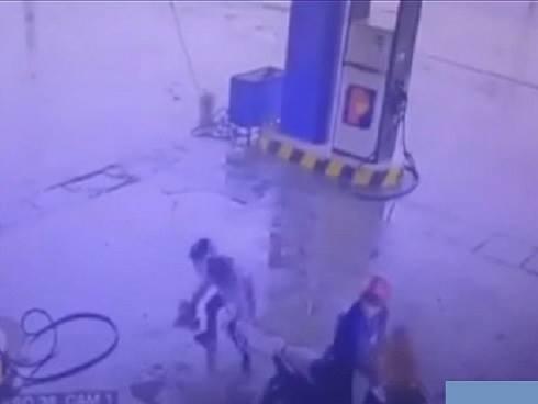 Hài hước: Hai thanh niên vào cây xăng dùng súng để... trộm gà