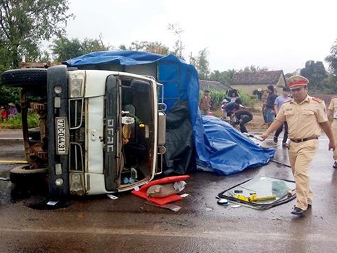 Xe tải va quẹt ôtô khách, hàng chục người hoảng sợ