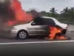 Clip: Ô tô cháy rụi trên cao tốc, tài xế đạp cửa thoát thân