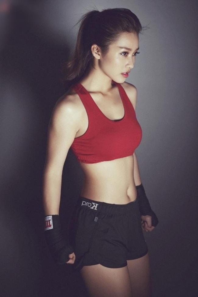 Khả Ngân - hotgirl đình đám cũng xuất thân từ bộ môn boxing, cô nàng khoe eo thon trong chiếc áo croptop gợi cảm.