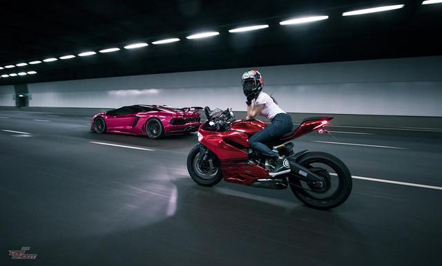 Điều thú vị người cầm lái chiếc siêu mô tô Ducati 899 Panigale là một nữ biker xinh đẹp và khá nổi tiếng trong giới chơi xe mô tô phân khối lớn tại Singapore.