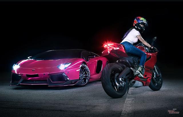 Vaune Phan cùng mẫu siêu mô tô của mình Ducati 899 Panigale đọ dáng bên siêu xe Lamborghini Aventador LP700-4 đã được độ lại ngoại thất khá bắt mắt.
Mỹ nữ lái Ducati 899 Panigale thách đấu Lamborghini Aventador - Ảnh 7.