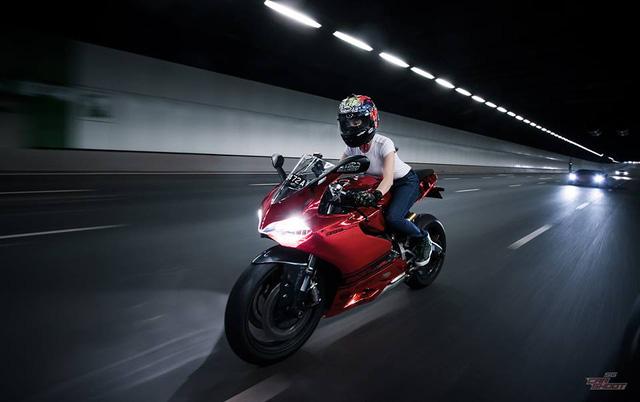 Ducati 899 Panigale sử dụng động cơ Superquadro L-Twin 90 độ, dung tích 898cc, sản sinh công suất tối đa 148 mã lực và mô-men xoắn cực đại 99 Nm. Xe được trang bị hộp số 6 cấp giống đàn anh Ducati 1199 Panigale nhưng được bổ sung thêm trang bị giúp sang số nhanh hơn.