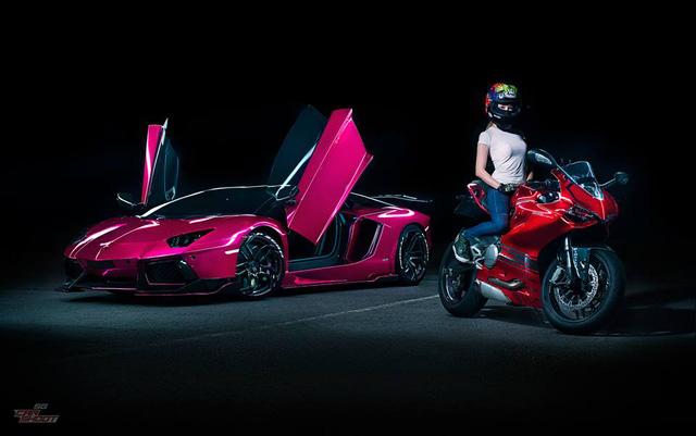 Chiếc Lamborghini Aventador LP700-4 có màn so tài cùng Ducati 899 Panigale của nữ biker xinh đẹp cũng được độ lại bộ áo màu crôm tím độc đáo, ngoài ra, ngoại hình của 