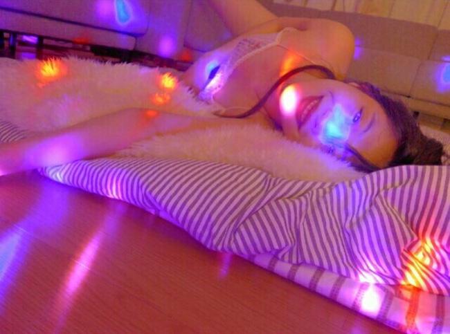 Mặc cho dư luận chê bai, Sulli vẫn mặc váy ngủ và tạo dáng trong tư thế nhạy cảm - Ảnh 1.