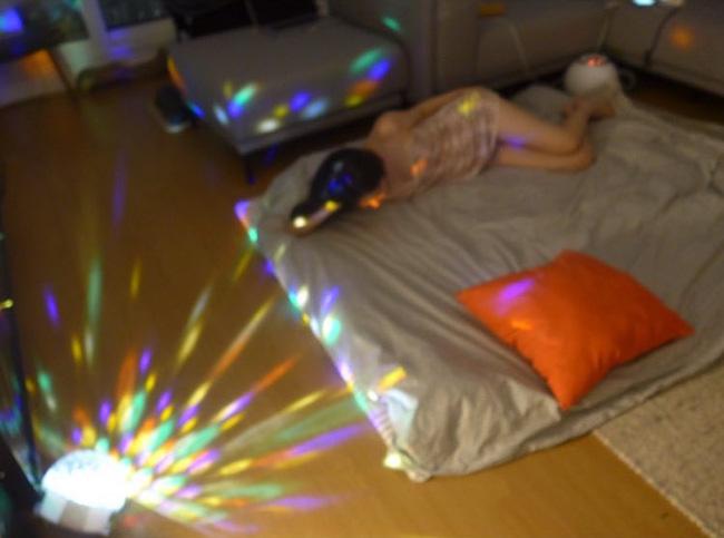 Mặc cho dư luận chê bai, Sulli vẫn mặc váy ngủ và tạo dáng trong tư thế nhạy cảm - Ảnh 2.