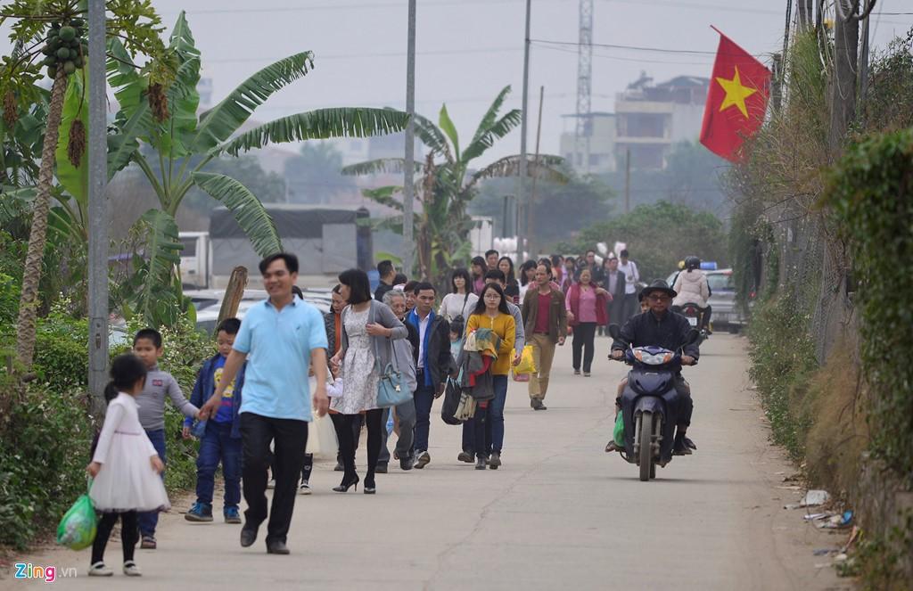 Do các điểm gửi xe cách khu vườn hoa hơi xa, nhiều người phải đi bộ sâu vào trong. Giá vé vào cửa từ 50.000-70.000 đồng một người.