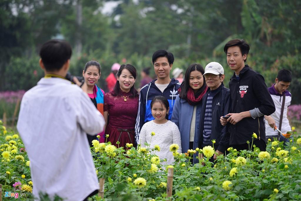 Nơi đây xuất hiện cả các đại gia đình đến thưởng lãm.