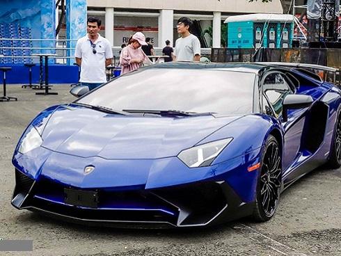 Minh Nhựa khoe hai siêu xe cùng màu