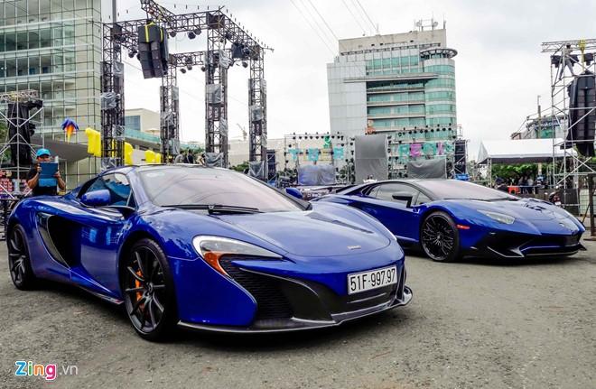 Minh Nhua khoe hai sieu xe cung mau hinh anh 1