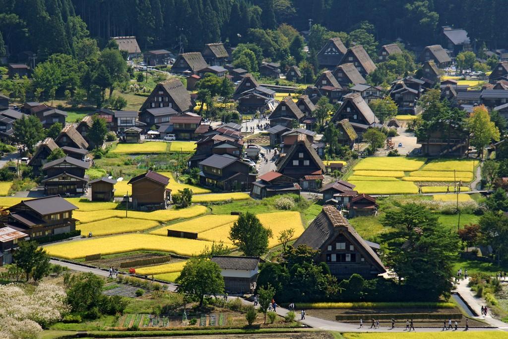 Có tuổi đời hàng trăm năm với những ngôi nhà mang kiến trúc cổ, Shirakawa-go là một ngôi làng mang vẻ đẹp cổ tích của NhậLàng cổ Shirakawa-go nằm ở chân núi Haku-san, tỉnh Gifu, miền Trung Nhật Bản, được UNESCO công nhận là di sản văn thế giới năm 1995. Ảnh: Tokyoromfinder. t Bản.