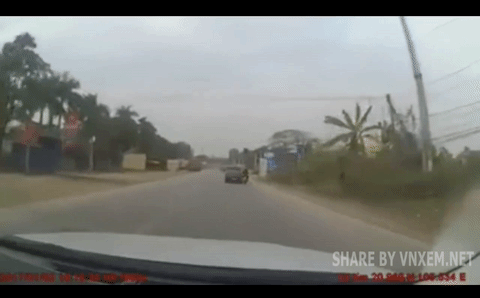 Lượn lờ trước đầu ô tô, nam thanh niên phải nhận