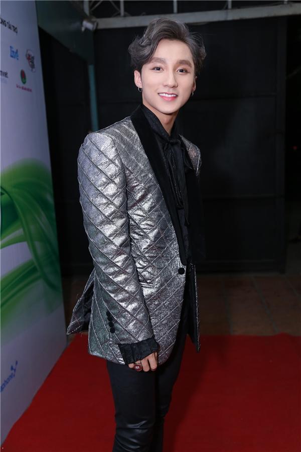 Nam ca sĩ mang đến vẻ ngoài lạ mắt khi kết hợp sơ mi thắt nơ to ở cổ, áo vest ánh kim bên ngoài, quần da bó sát. Mái tóc chải lượn sóng càng giúp Sơn Tùng gây chú ý. Tuy nhiên, điều khiến mọi người không thể rời mắt chính là kiểu trang điểm quá đậm, không hề thua kém chị em của giọng ca Chúng ta không thuộc về nhau.