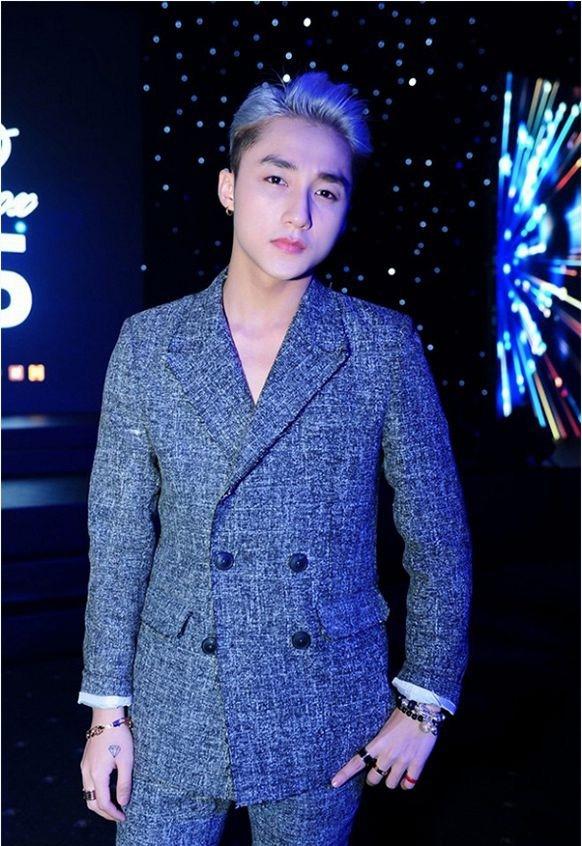 Cách làm đẹp trên dù giúp Sơn Tùng có màn xuất hiện ấn tượng, bắt đèn sân khấu tốt hơn nhưng trên thảm đỏ lại ít nhiều làm giảm đi độ nam tính của anh chàng tài năng 22 tuổi.