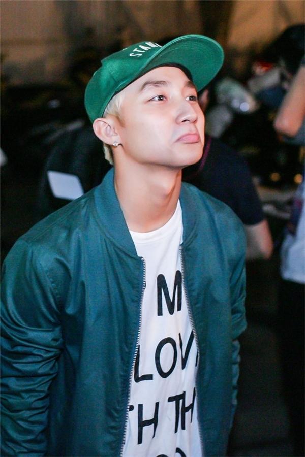 Tuy nhiên phải thừa nhận rằng, đó chỉ là những sai sót nhỏ trong quá trình làm đẹp của Sơn Tùng. Bởi xét về cấu trúc xương mặt, Sơn Tùng rất nổi bật với những đường nét thanh tao, dễ tạo khối và thu hút khi chỉ cần trang điểm nhẹ nhàng; và đây là minh chứng rõ ràng nhất!