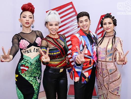 Bộ tứ HLV The Voice 'chặt chém' nhau bằng tóc 7 màu trong ngày ghi hình đầu tiên