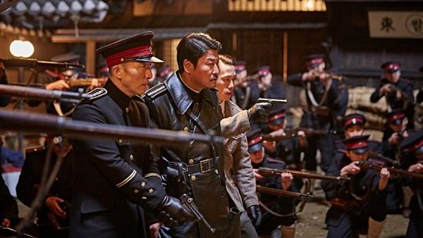 3. The Age of Shadows do Song Kang Ho, Gong Yoo và Han Ji Min đóng chính, lấy bối cảnh Triều Tiên những năm 1920, xoay quanh một tổ chức chống Nhật đòi độc lập.