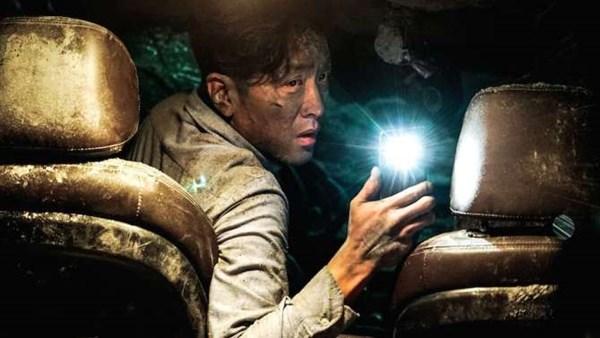 Bộ phim này có sự tham gia của các diễn viên Ha Jung Woo, Bae Doo Na, Oh Dal Su và Nam Ji Hyun. Tunnel đã thu hút hơn 7,12 triệu khán giả tới rạp.