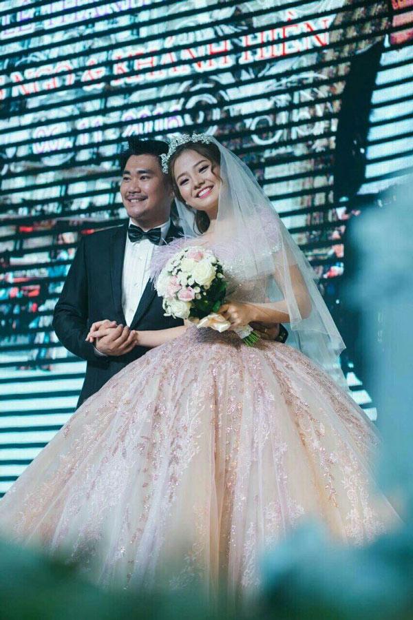 dinh ngoc diep hay thuy diem la co dau co chiec vay cuoi "khung" nhat 2016? - 15