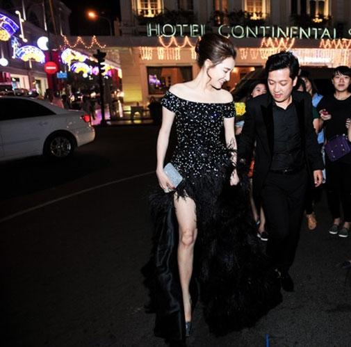 Sự thay đổi của Nhã Phương bắt đầu từ một sự kiện diễn ra đầu năm 2016 với bộ váy trễ vai, xẻ tà gợi cảm được Đỗ Long chuẩn bị riêng cho cô. Tháp tùng Nhã Phương tham gia đêm tiệc này là Trường Giang. Bộ váy khá nặng nề khiến Trường Giang phải liên tục nâng váy cho bạn gái.