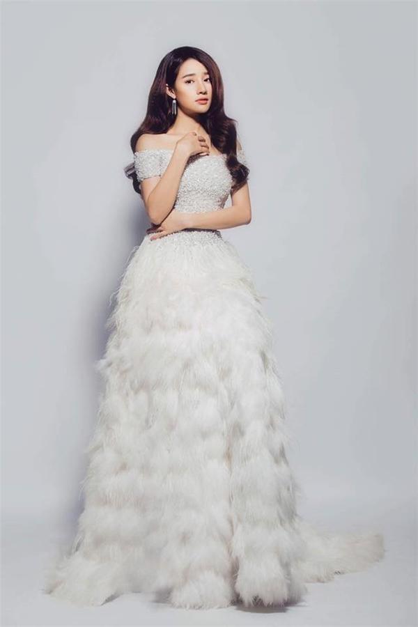 Không thể phủ nhận rằng, từ khi quyết định thay đổi, Nhã Phương trông cuốn hút hơn hẳn. Phong cách bên ngoài cũng góp phần không nhỏ vào việc khẳng định sự trưởng thành của cô trong sự nghiệp.