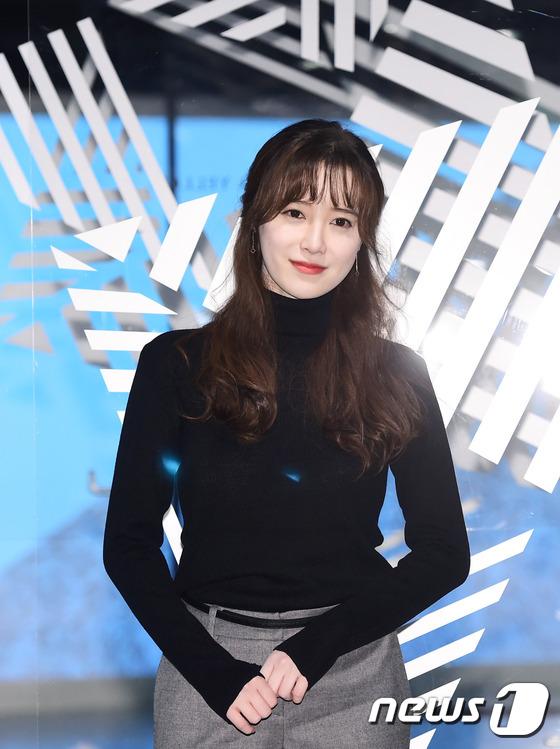 Goo Hye Sun đẹp hút hồn tại triển lãm riêng, Ahn Jae Hyun điển trai ngày trở lại - Ảnh 8.