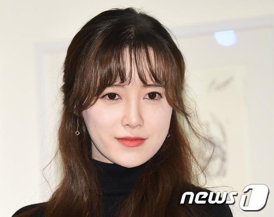 Goo Hye Sun đẹp hút hồn tại triển lãm riêng, Ahn Jae Hyun điển trai ngày trở lại - Ảnh 9.