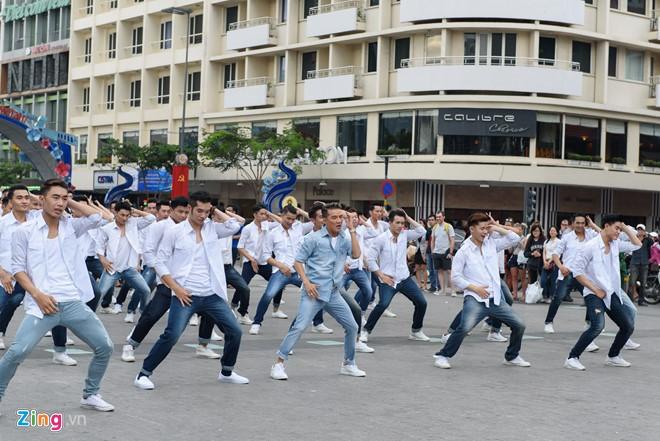 Cuong Do La di sieu xe den quay MV cung Dam Vinh Hung hinh anh 11