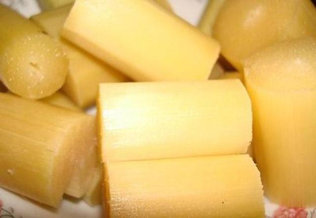 Hai nguyên liệu chính làm món thịt ba chỉ kho mía.